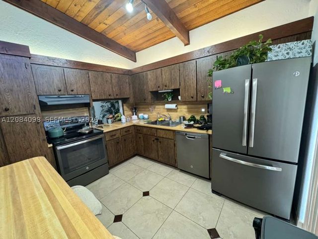 332 Briarwood Cir 2-19, Hollywood, FL 33024