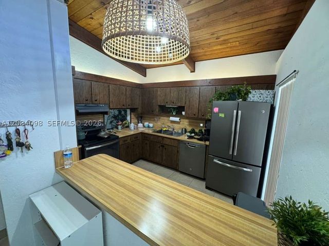 332 Briarwood Cir 2-19, Hollywood, FL 33024