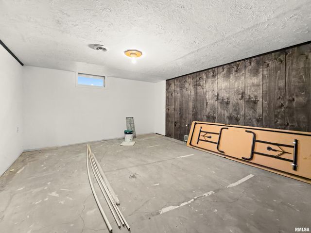 2408 W MOSS Avenue, West Peoria, IL 61604