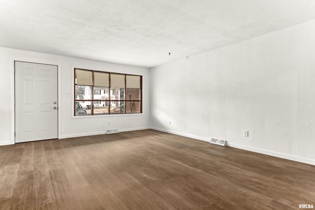 2408 W MOSS Avenue, West Peoria, IL 61604