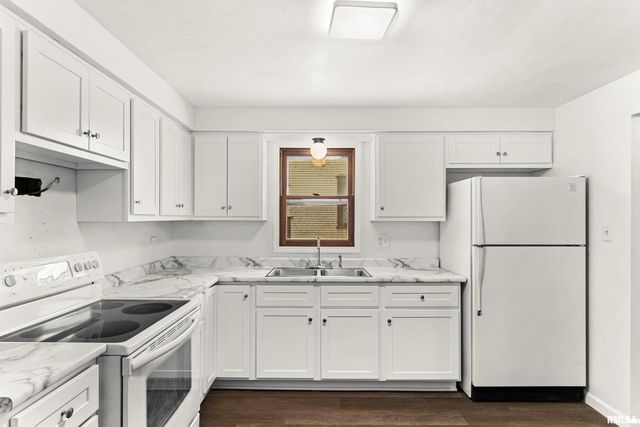 2408 W MOSS Avenue, West Peoria, IL 61604