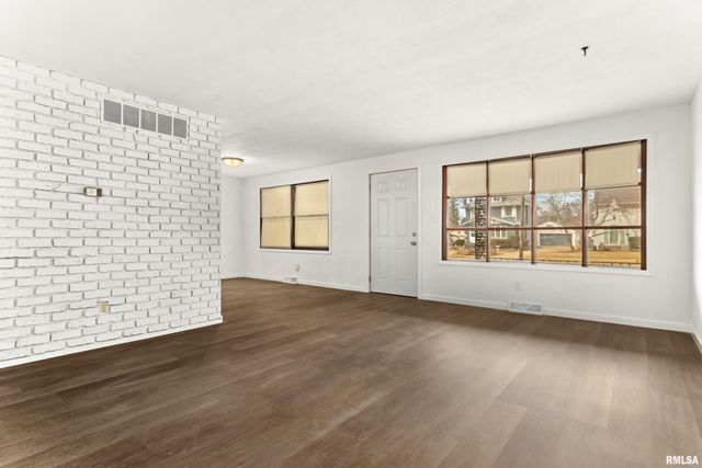 2408 W MOSS Avenue, West Peoria, IL 61604