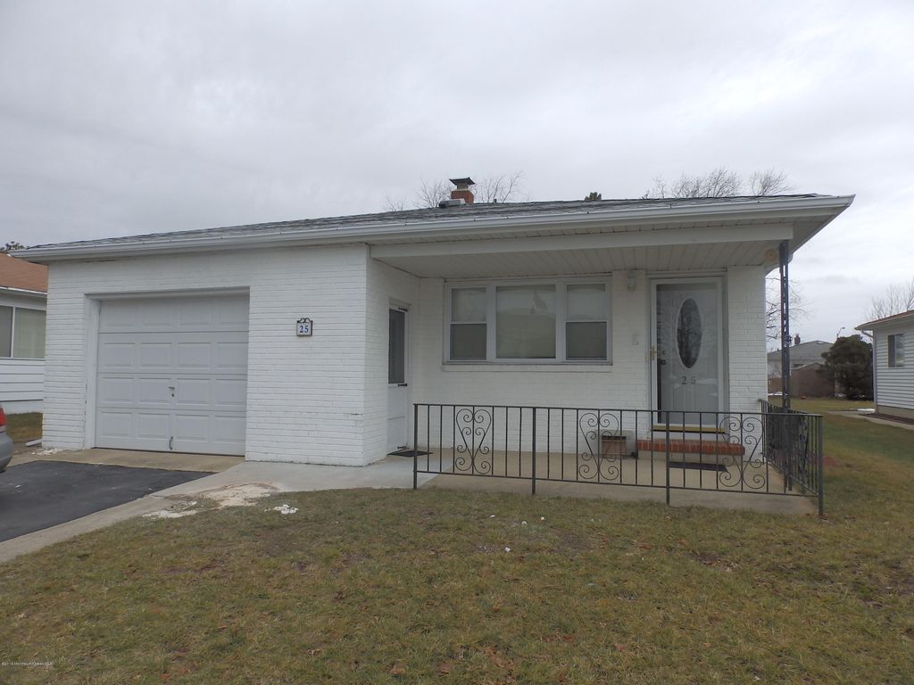 25 Hyannis Street, Toms River, NJ 08757