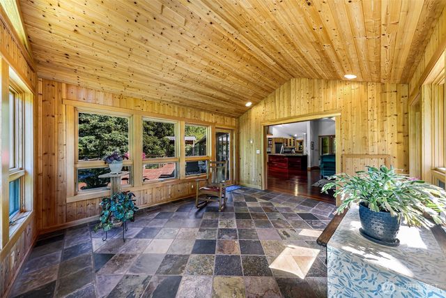 6701 Holst Road, Clinton, WA 98236