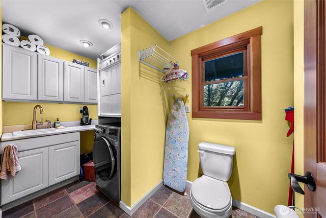 6701 Holst Road, Clinton, WA 98236