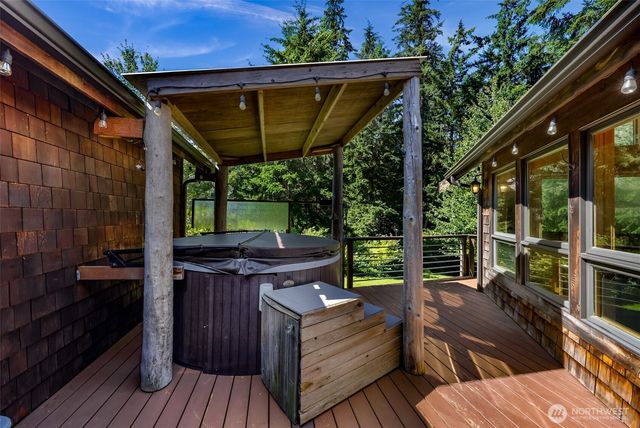 6701 Holst Road, Clinton, WA 98236