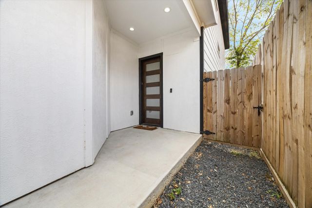 5021 Creekmont Drive, Houston, TX 77091