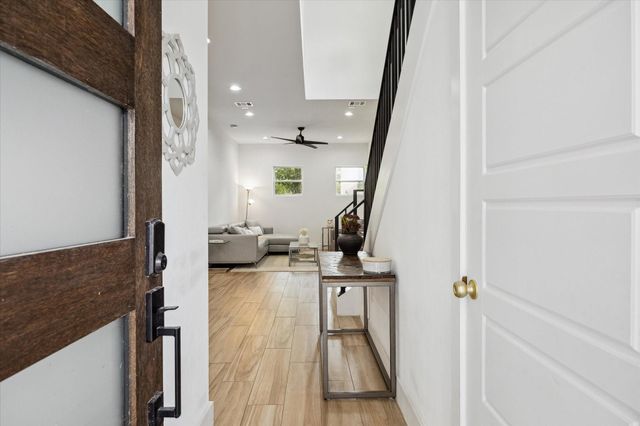 5021 Creekmont Drive, Houston, TX 77091