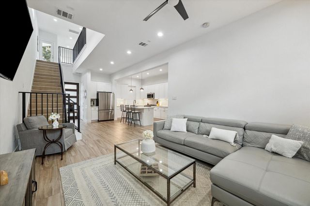 5021 Creekmont Drive, Houston, TX 77091