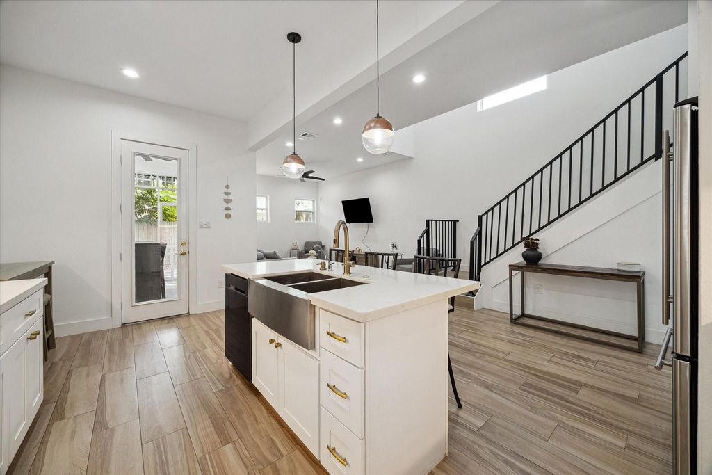 5021 Creekmont Drive, Houston, TX 77091