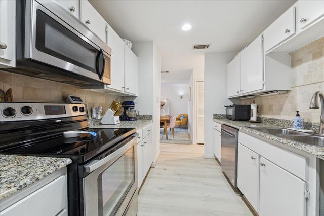 2829 Timmons Lane 184, Houston, TX 77027