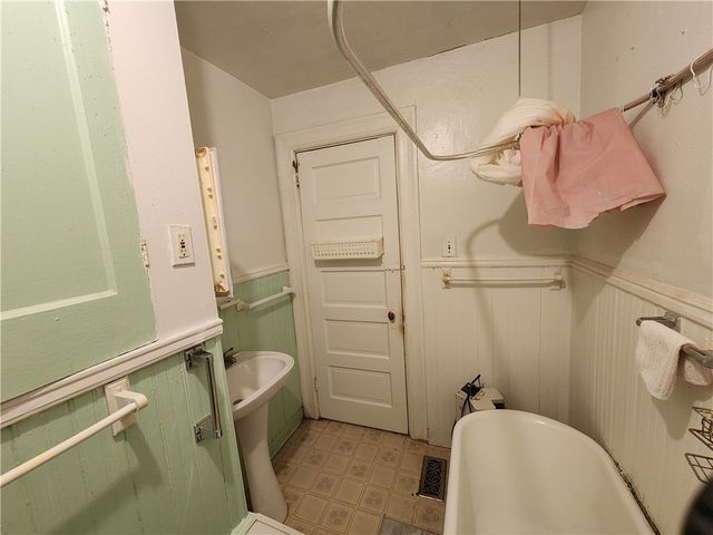 517 5th St, Pitcairn, PA 15140