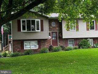 39 VALERIE DR, Elizabethtown, PA 17022