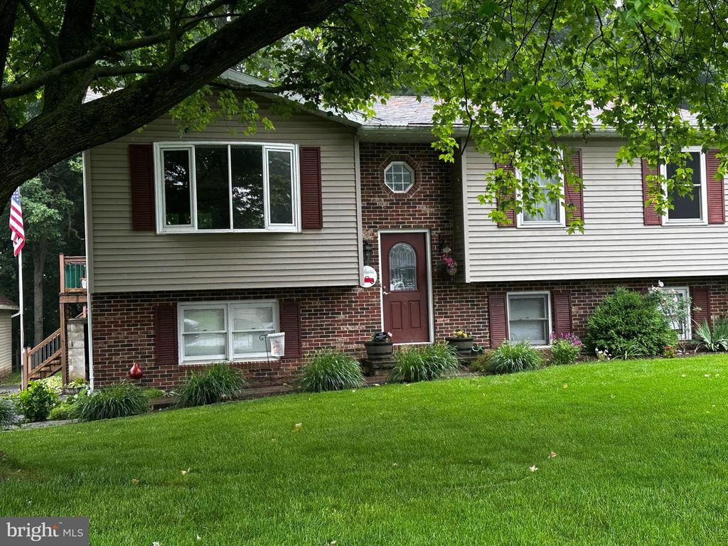 39 VALERIE DR, Elizabethtown, PA 17022