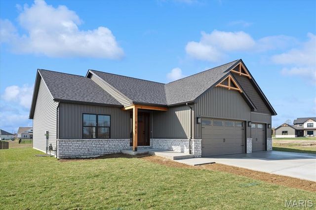 825 Golden Bell Lane, O'fallon, IL 62269