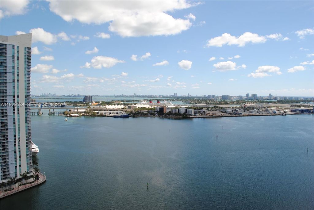 Image 10 of property listing at 900 Brickell Key Blvd 1602, Miami, FL 33131