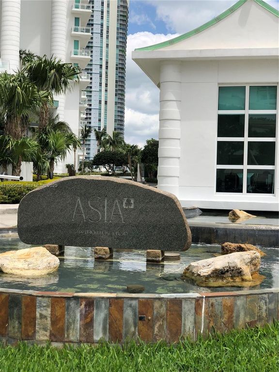 Image 2 of property listing at 900 Brickell Key Blvd 1602, Miami, FL 33131