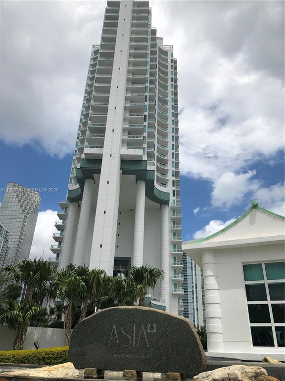 Image 4 of property listing at 900 Brickell Key Blvd 1602, Miami, FL 33131