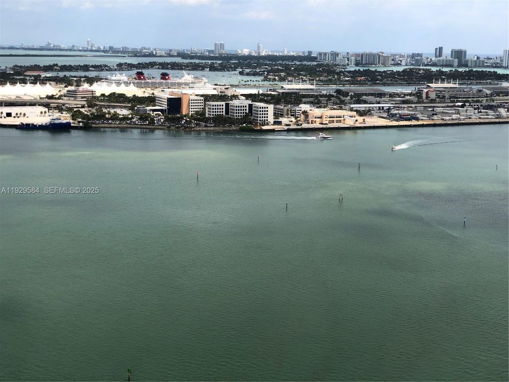 Image 5 of property listing at 900 Brickell Key Blvd 1602, Miami, FL 33131