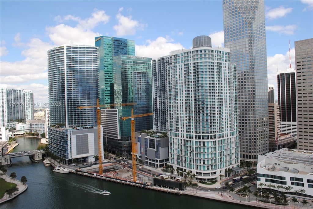 Image 8 of property listing at 900 Brickell Key Blvd 1602, Miami, FL 33131