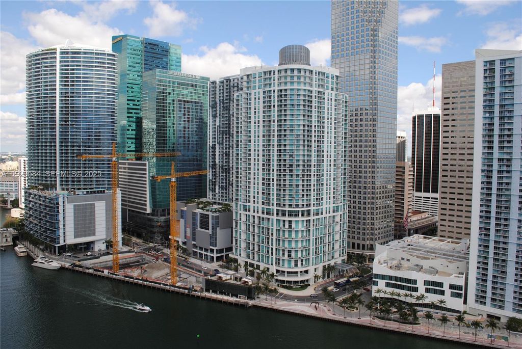 Image 9 of property listing at 900 Brickell Key Blvd 1602, Miami, FL 33131