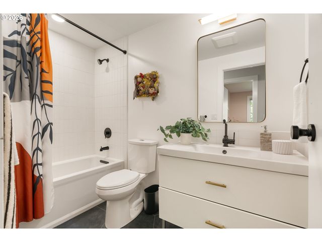 8090 Sw CARMEL Ct, Portland, OR 97223
