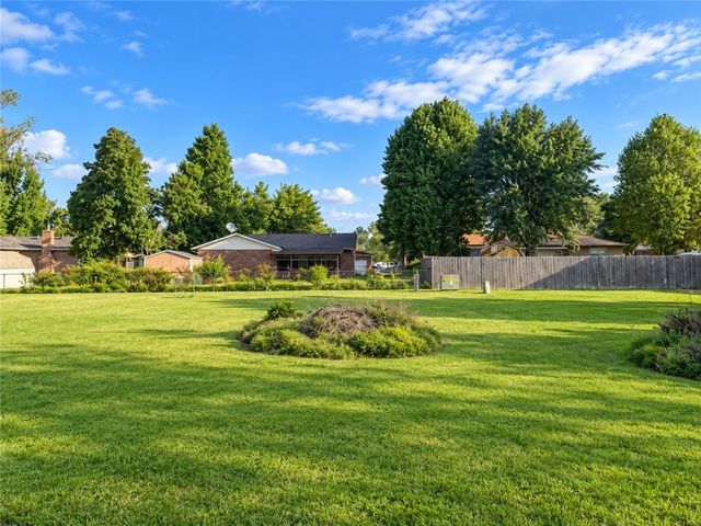1325 W Price Lane, Rogers, AR 72758