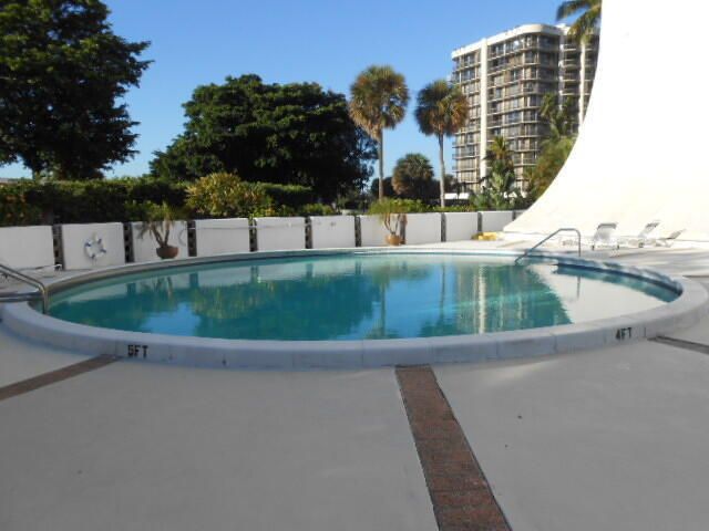 2425 Presidential Way 402, West Palm Beach, FL 33401
