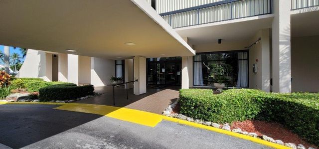 2425 Presidential Way 402, West Palm Beach, FL 33401