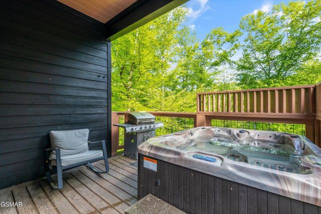 906 Saddle Creek Way, Sevierville, TN 37862