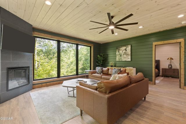 906 Saddle Creek Way, Sevierville, TN 37862