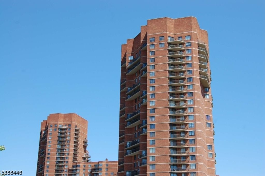 414 Harmon Cove Tower 414, Secaucus Town, NJ 07094