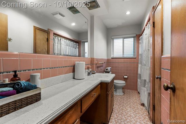 19945 Woodside Street, Harper Woods, MI 48225