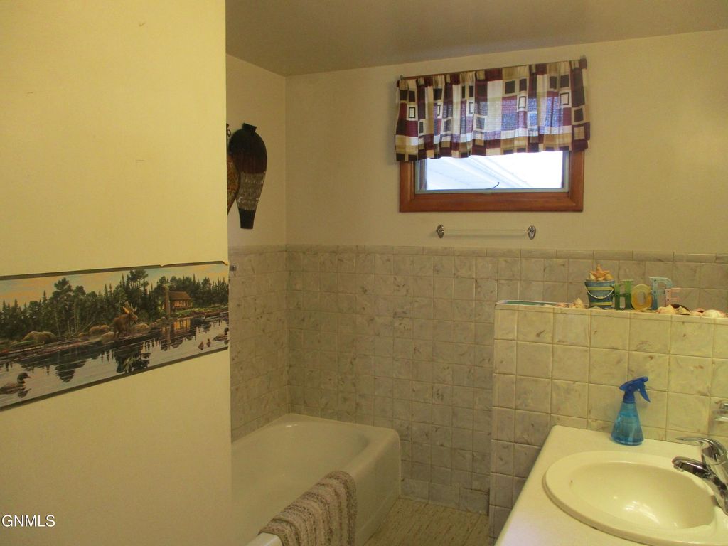 503 Main Avenue, Washburn, ND 58577 photo 6
