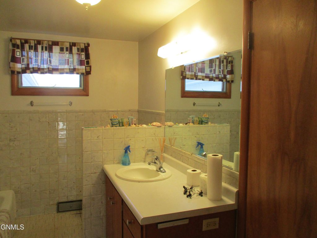 503 Main Avenue, Washburn, ND 58577 photo 7