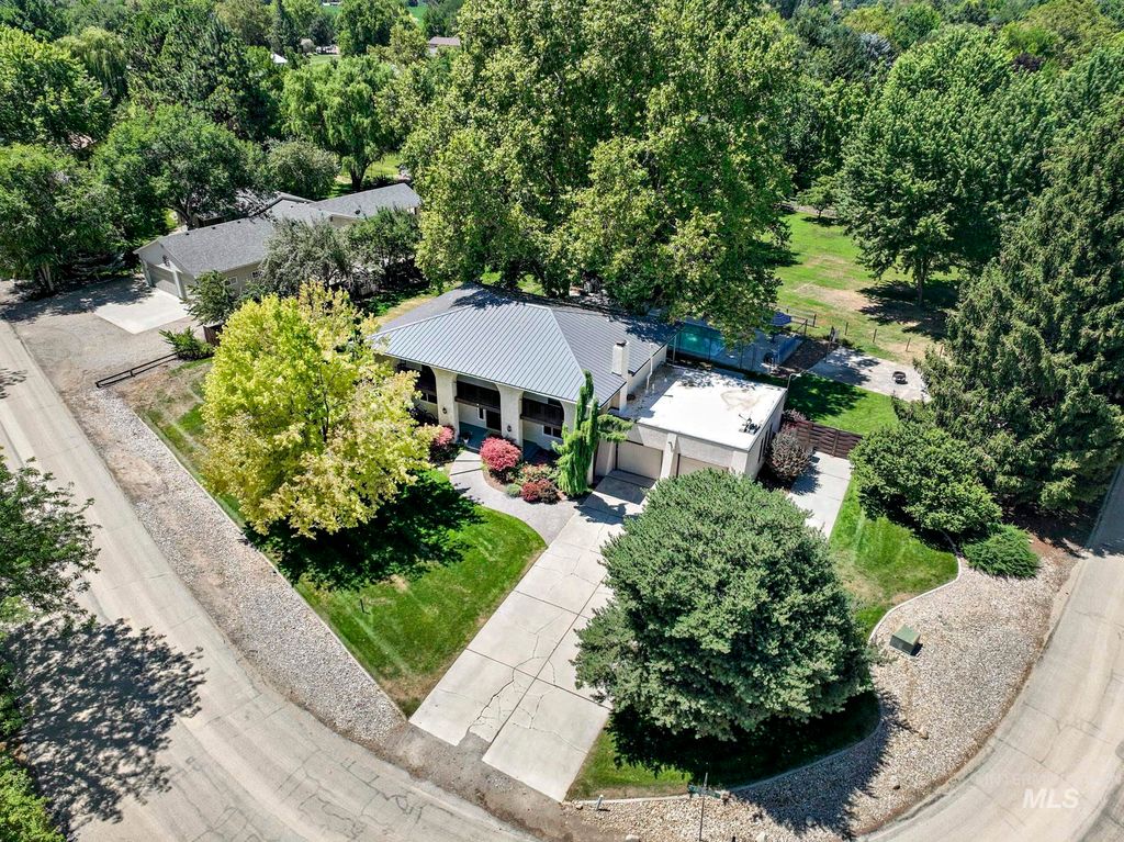 1067 N Arlington Dr, Eagle, ID 83616