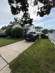 2049 Regina Avenue, Lincoln Park, MI 48146