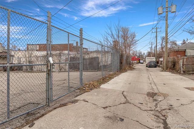 16815 W Warren Avenue, Detroit, MI 48228