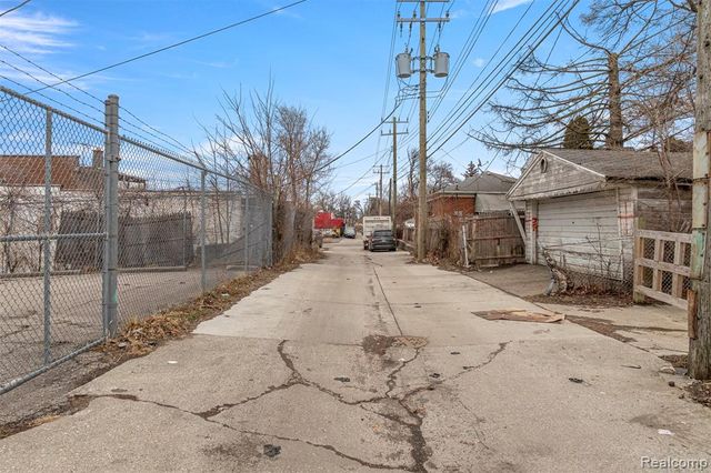 16815 W Warren Avenue, Detroit, MI 48228