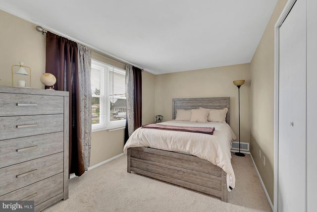 2 HARRINGTON CIR, Willingborough, NJ 08046