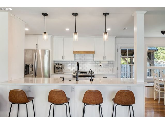 2140 Sw HUNTINGTON Ave, Portland, OR 97225