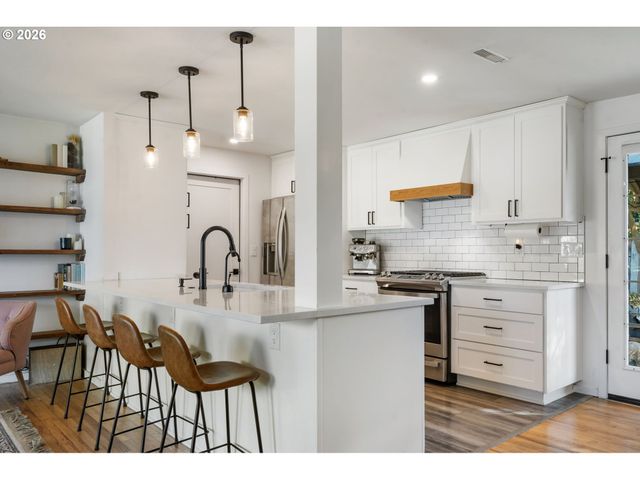 2140 Sw HUNTINGTON Ave, Portland, OR 97225