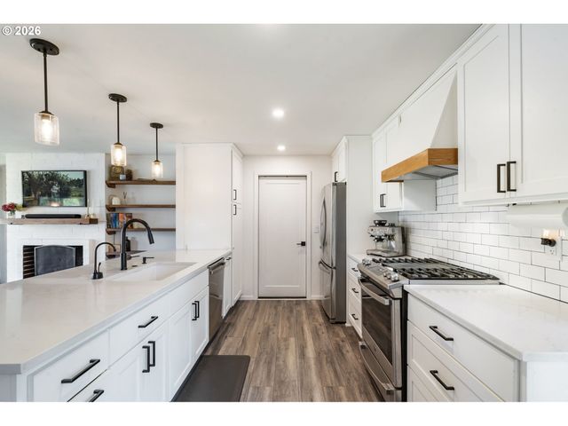 2140 Sw HUNTINGTON Ave, Portland, OR 97225