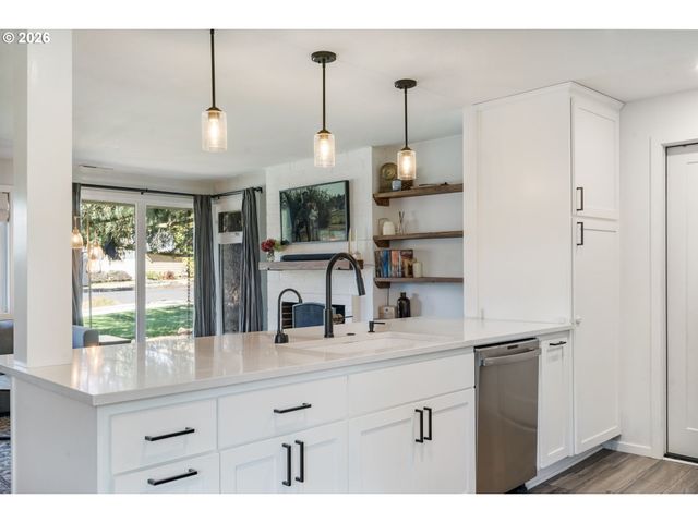 2140 Sw HUNTINGTON Ave, Portland, OR 97225