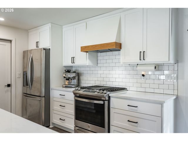 2140 Sw HUNTINGTON Ave, Portland, OR 97225