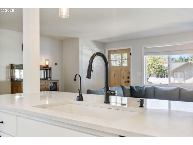 2140 Sw HUNTINGTON Ave, Portland, OR 97225