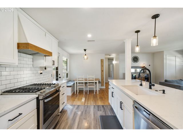 2140 Sw HUNTINGTON Ave, Portland, OR 97225
