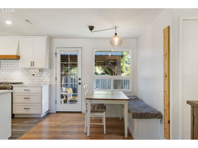 2140 Sw HUNTINGTON Ave, Portland, OR 97225