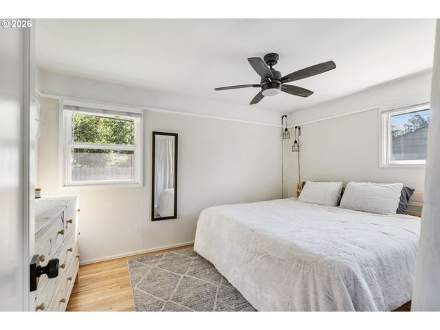 2140 Sw HUNTINGTON Ave, Portland, OR 97225