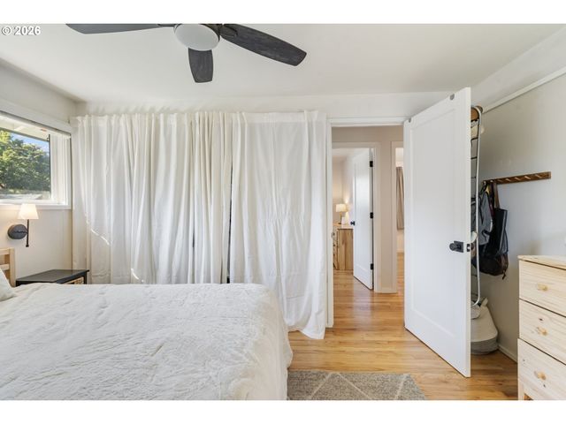 2140 Sw HUNTINGTON Ave, Portland, OR 97225